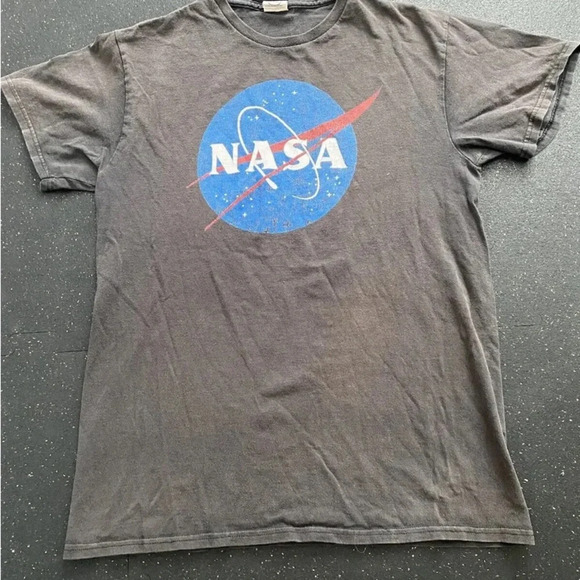 NASA T Shirt Mens Medium Dark Gray Blue Red. Preowned Loved T-Shirt Some Fading - Picture 3 of 7
